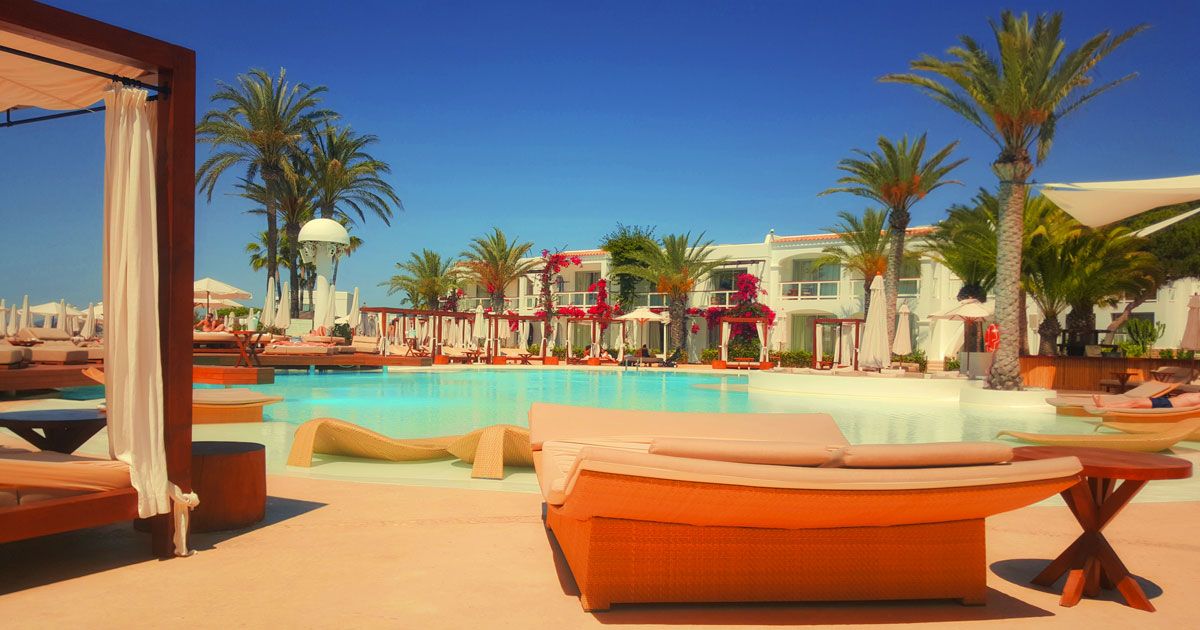 Il lavoro dei sogni: 2,300 euro a settimana per girare il mondo e provare hotel di lusso