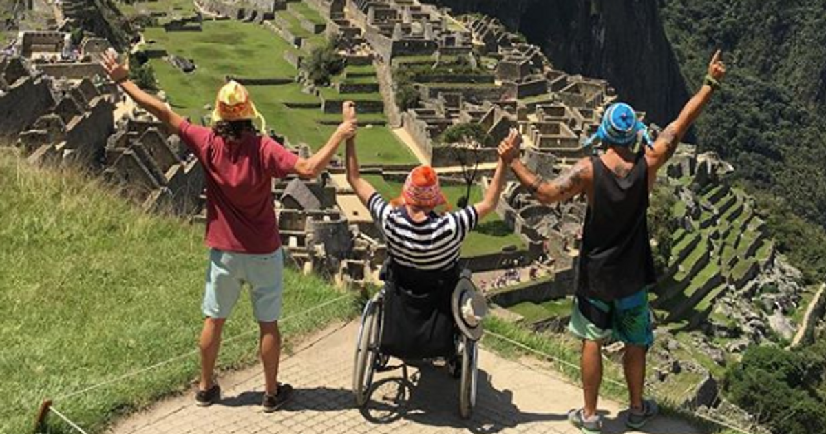 In cima al Machu Picchu in sedia a rotelle: una bellissima storia d’amicizia