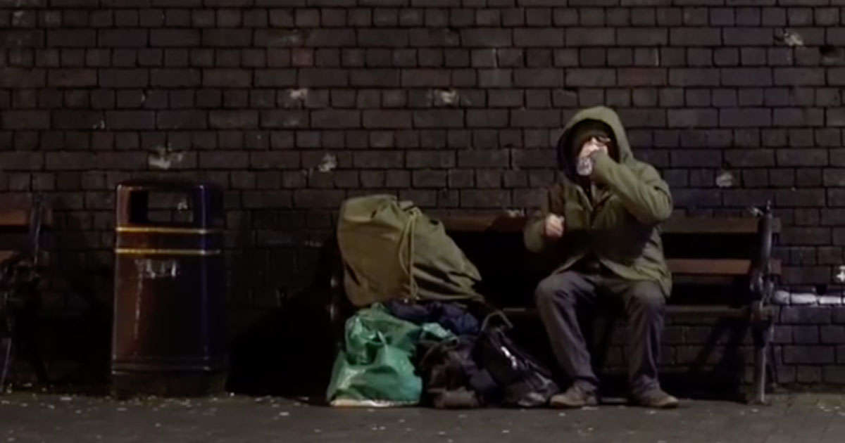 Banksy trasforma Babbo Natale in un clochard: ecco il video della sua ultima provocazione