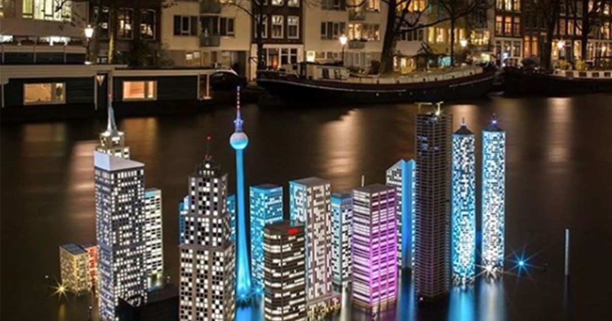 La magia delle luci di Natale nei canali di Amsterdam
