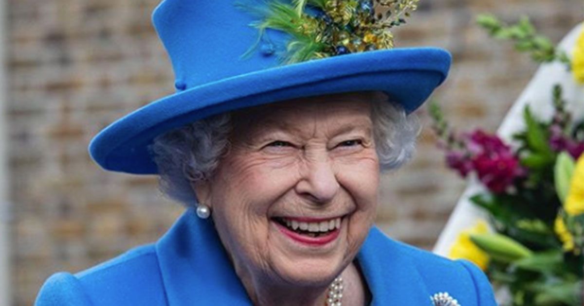 La Regina Elisabetta è nuovamente alla ricerca di un social media manager