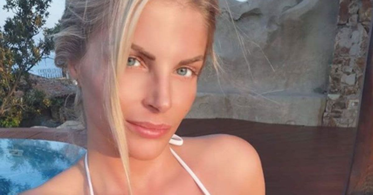 Francesca Cipriani è esplosiva: il costume é messo a dura prova