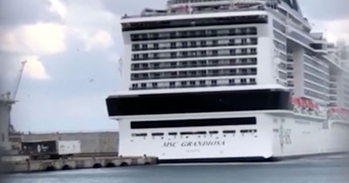 L’enorme nave da crociera urta il molo di Palermo: il video
