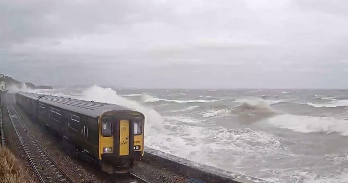 L’onda gigante colpisce il treno che viaggia sulla costa: un video incredibile