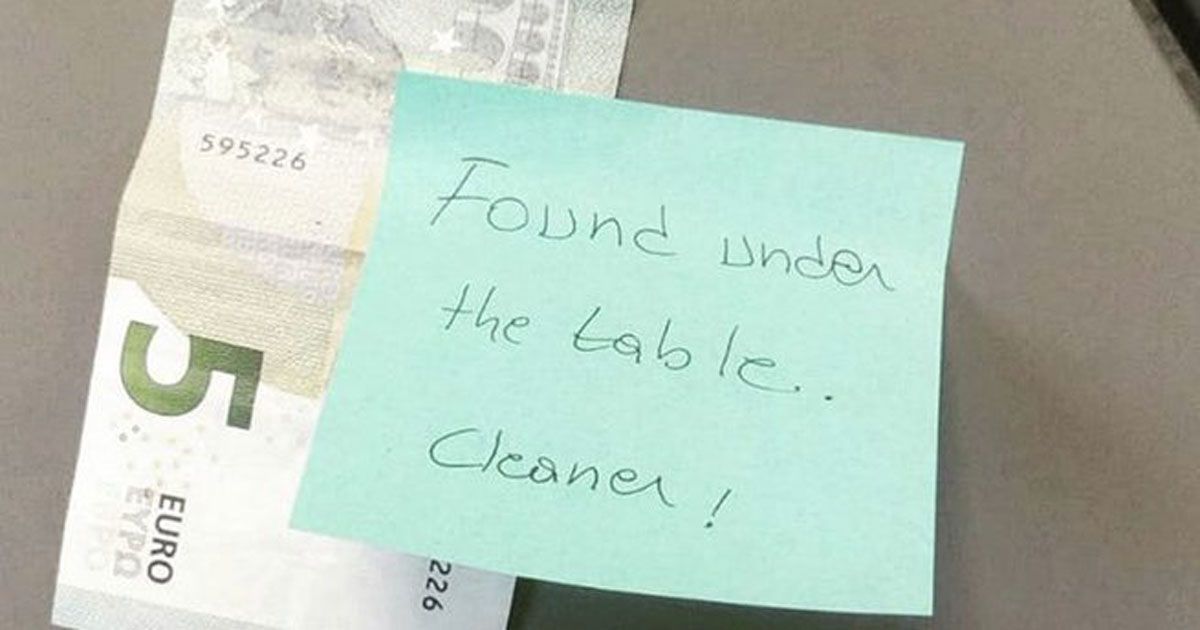 Perde 5 euro e il giorno dopo li ritrova sulla scrivania: lo scambio di post-it diventa virale