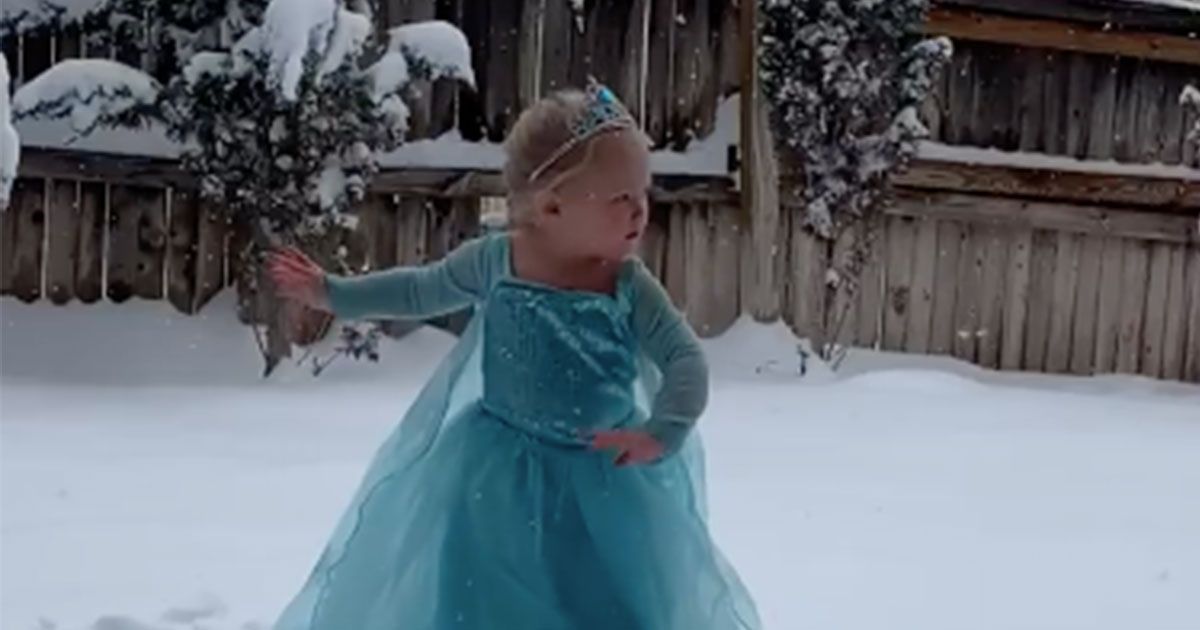 Questa bimba realizza il suo sogno grazie alla neve: interpretare Elsa di Frozen