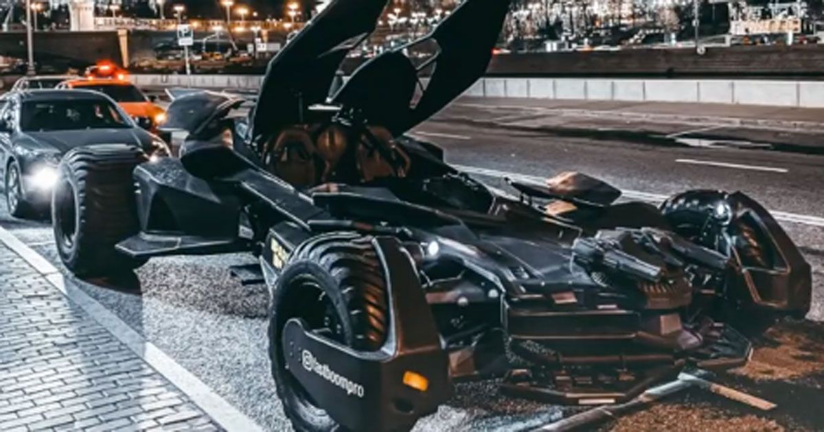 Circolava a Mosca con una Batmobile lunga 6 metri: il video