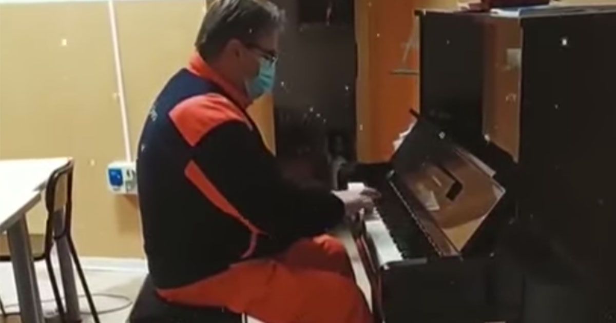 Suona De Gregori al pianoforte dopo il turno in ambulanza di notte