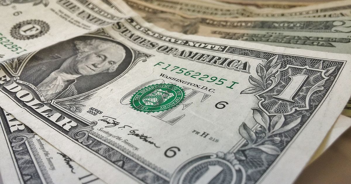 Investe un sacco della spazzatura per strada, ma era un sacco con 1milione di dollari