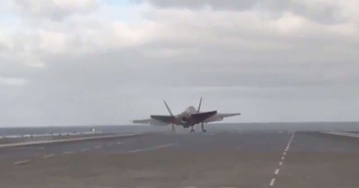 Il caccia sembra cadere in mare dopo il decollo: il video è incredibile