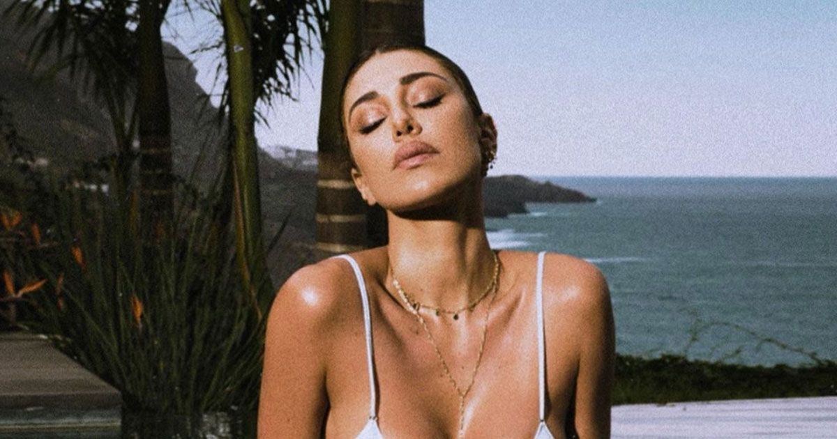 Belen Rodriguez è esplosiva: la foto in piscina conquista i fan