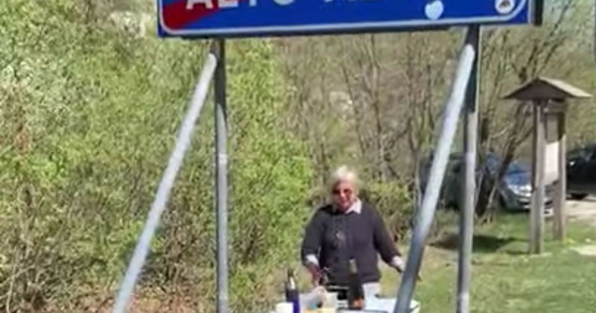Madre e figlio festeggiano il compleanno sul confine tra Veneto e Trentino: il video