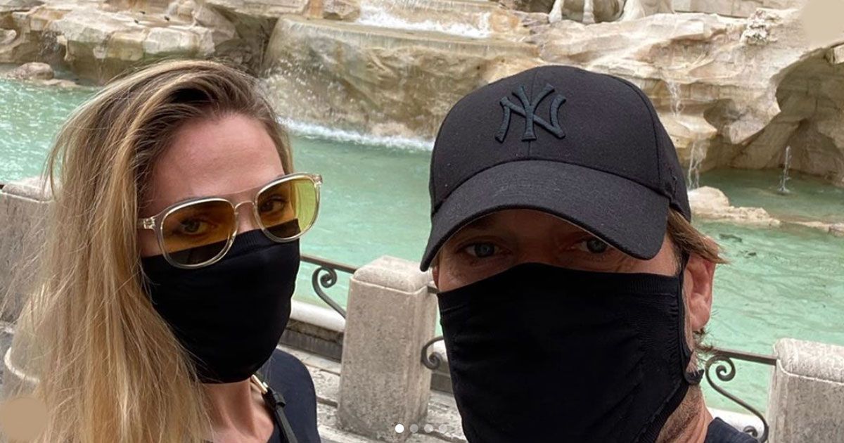 Francesco Totti e Ilary Blasy passeggiano per il centro di Roma senza essere riconosciuti