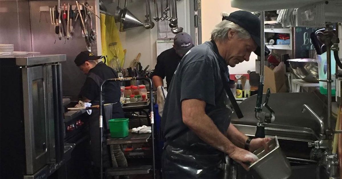 Bon Jovi lava i piatti e prepara pasti: il suo impegno in piena emergenza