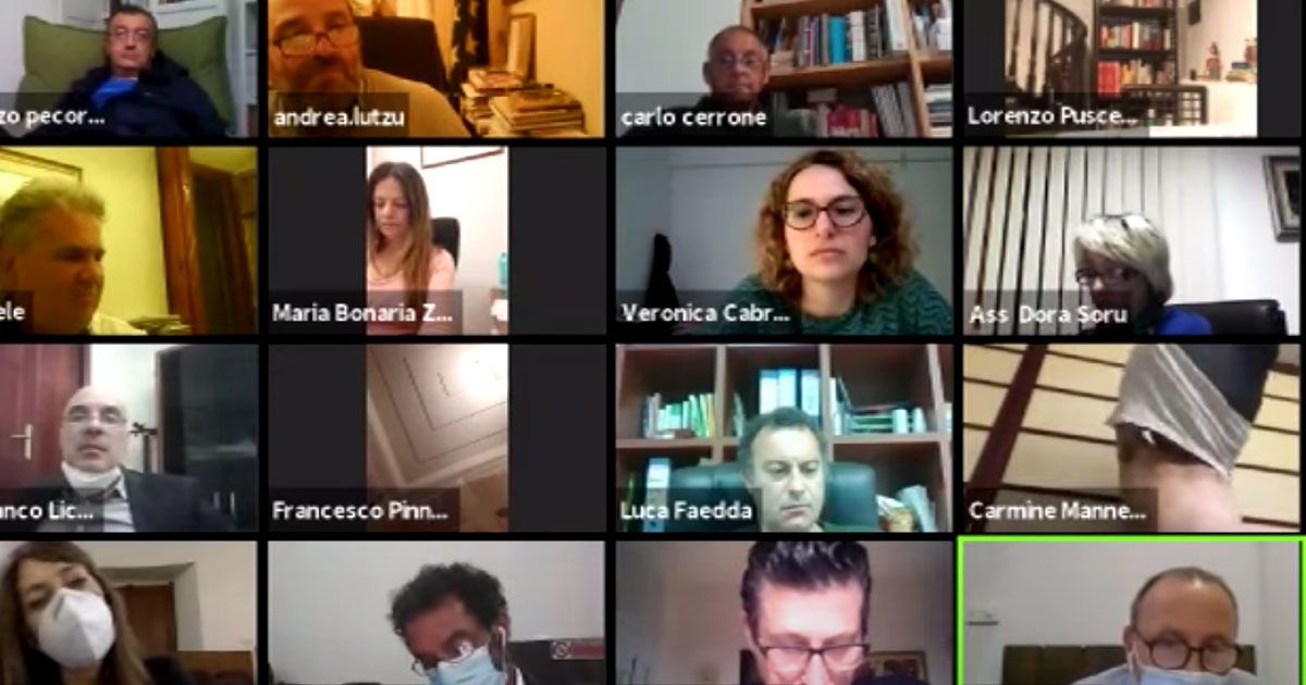 Si spoglia in diretta: la gaffe del consigliere comunale