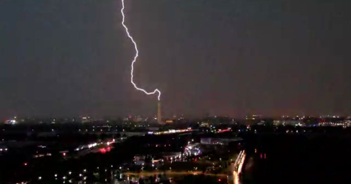 Un fulmine colpisce il monumento di Washington: il video è incredibile