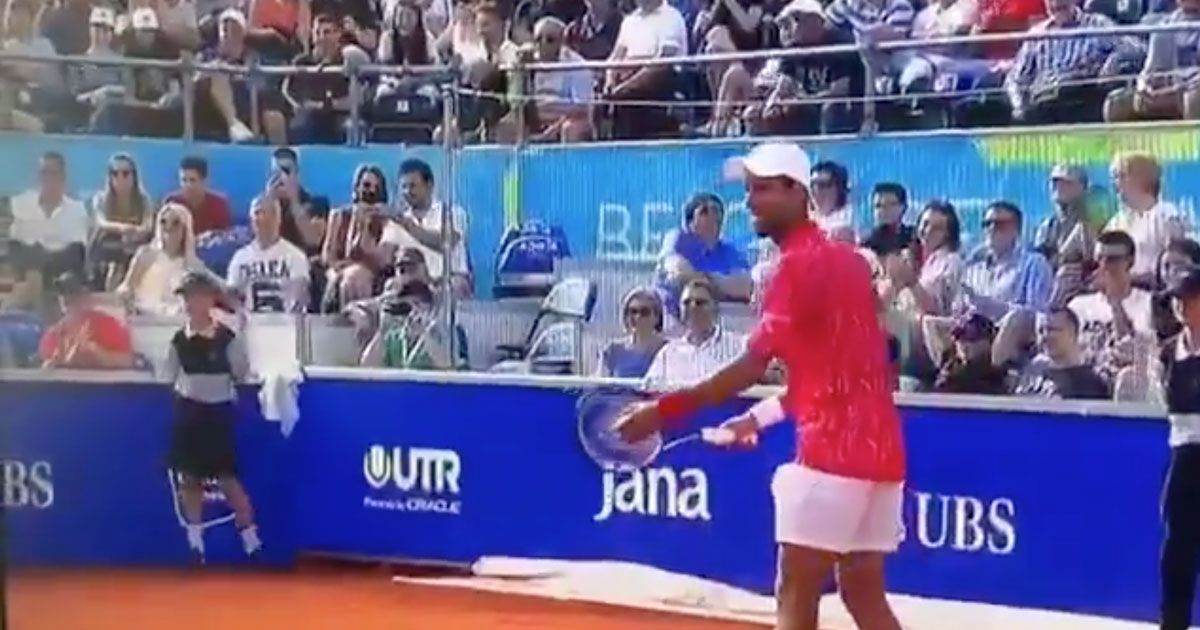 Il campione Novak Djokovic perde il punto contro un ragazzo di 11 anni: il video