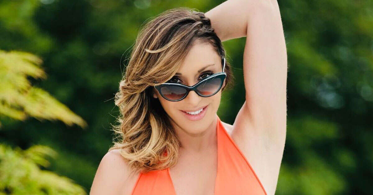 Top annodato e look anni ’60, Sabrina Salerno è irresistibile