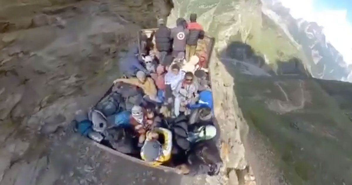 Il tappeto volante sulle montagne dell’Himalaya: l’illusione ottica è incredibile
