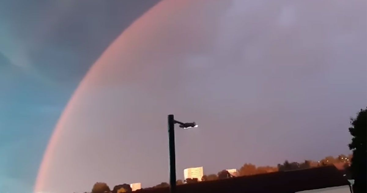 Un emozionante arcobaleno rosso nei cieli inglesi