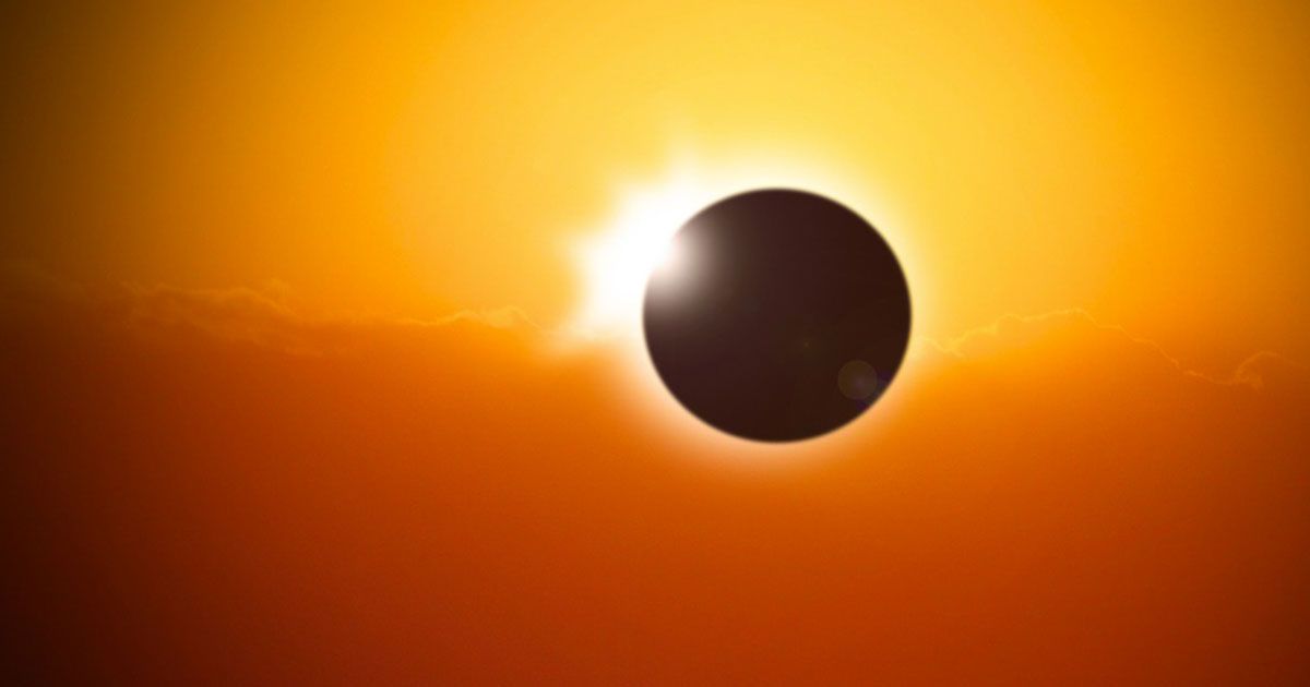 Il cielo d’estate si sta preparando per l’eclissi solare e lunare