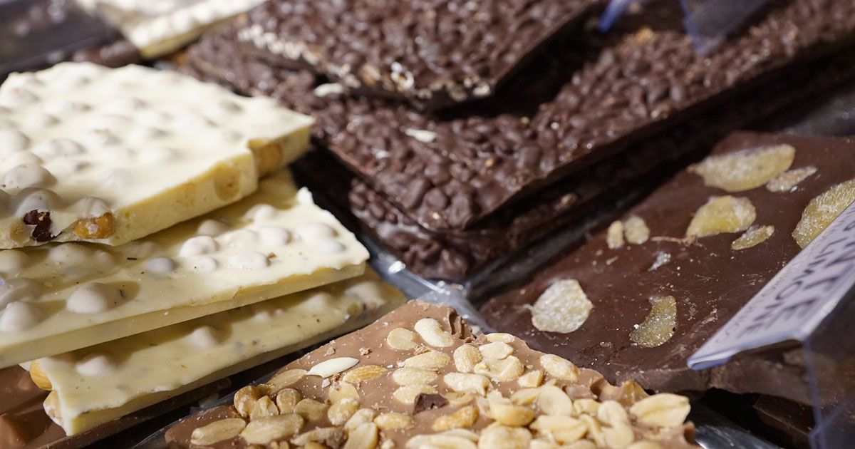 Gli italiani vanno pazzi per il cioccolato: ecco quanto ne mangiamo al giorno