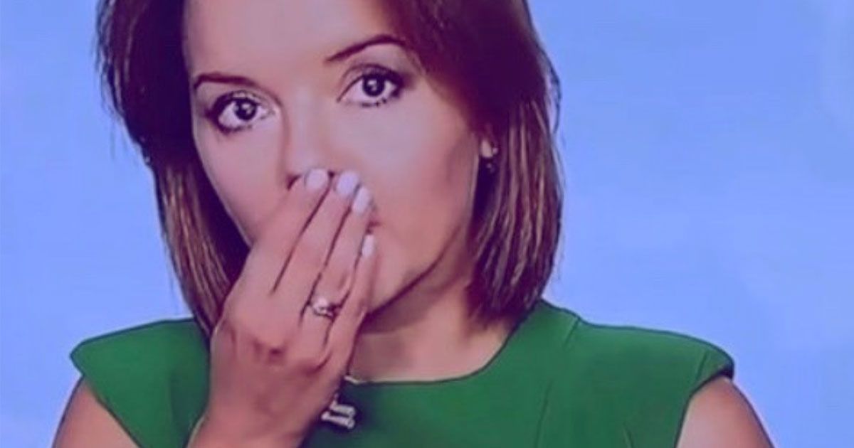 La giornalista perde improvvisamente un dente: la reazione in diretta