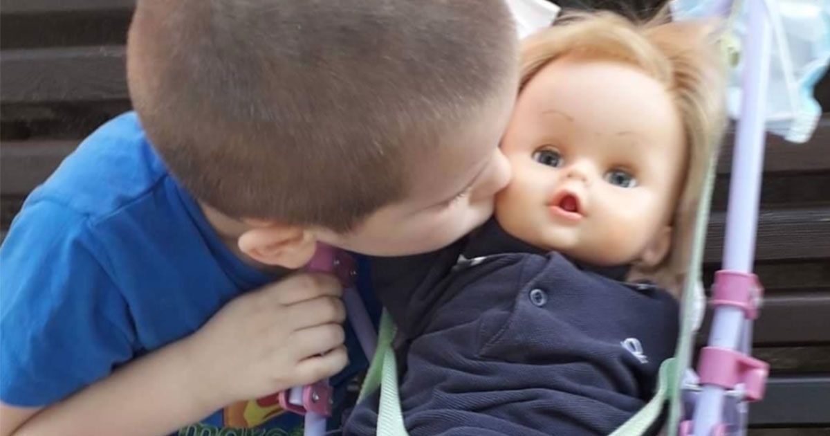 Bambino rimproverato perché gioca con la bambola: la sua risposta è da Oscar