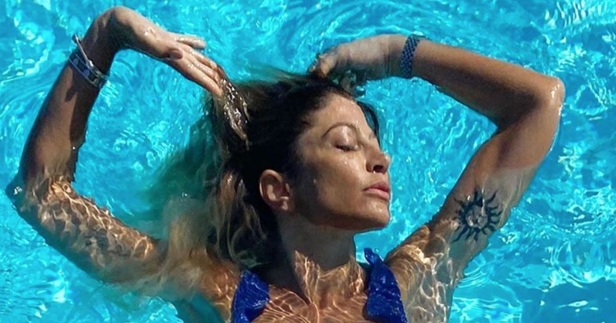 Maddalena Corvaglia: il tuffo in piscina in costume blu conquista tutti