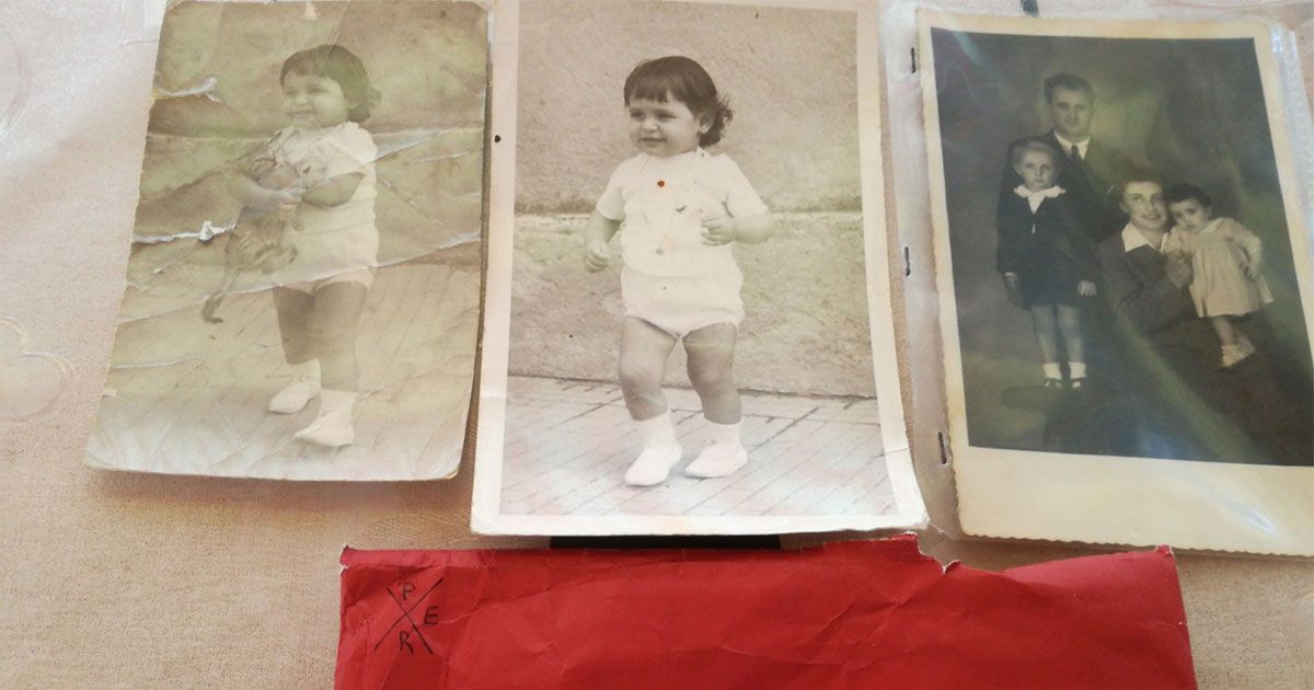 Nel mobile comprato al mercatino trova delle vecchie foto: cercasi proprietario