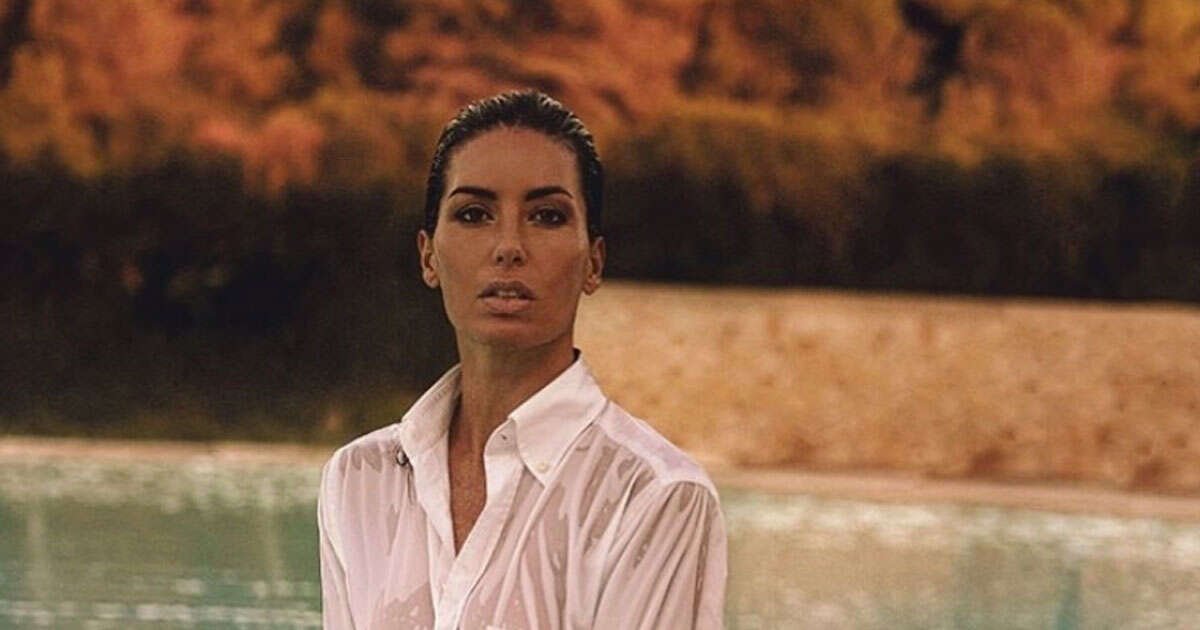 Camicia bagnata e sguardo seducente, la foto di Elisabetta Gregoraci è incredibile