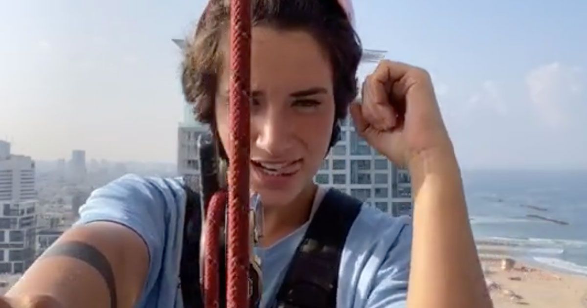 Balla sui grattacieli di Tel Aviv: questa lavavetri é riuscita a conquistare Tik Tok