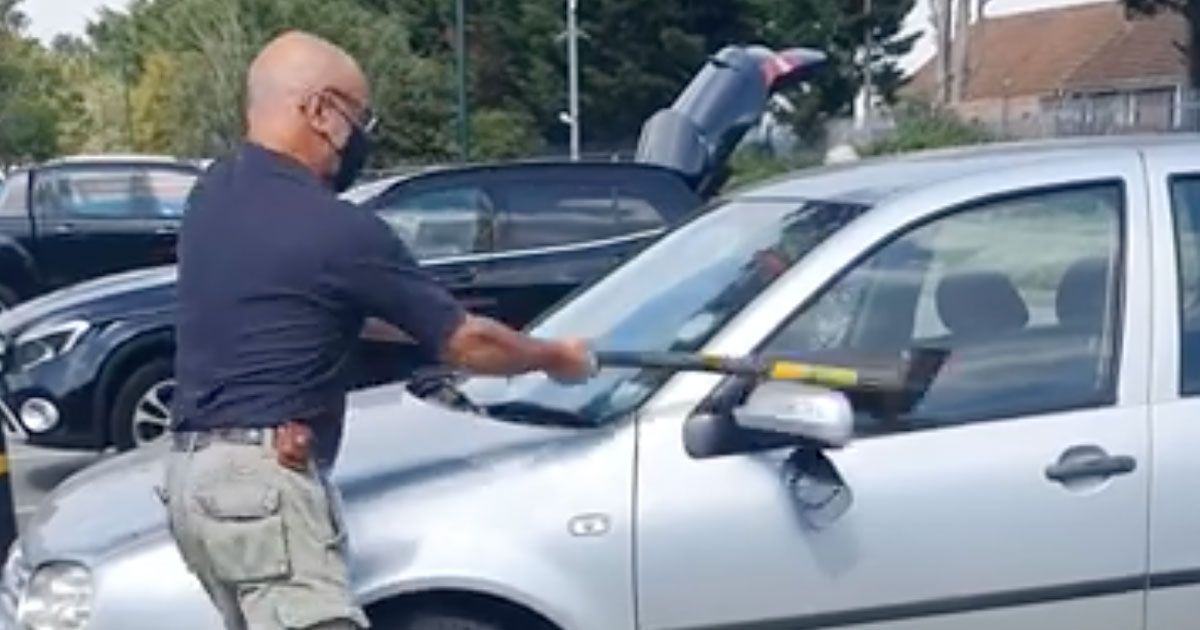 Rompe il finestrino con un’ascia e salva il cane lasciato in auto al sole: il video