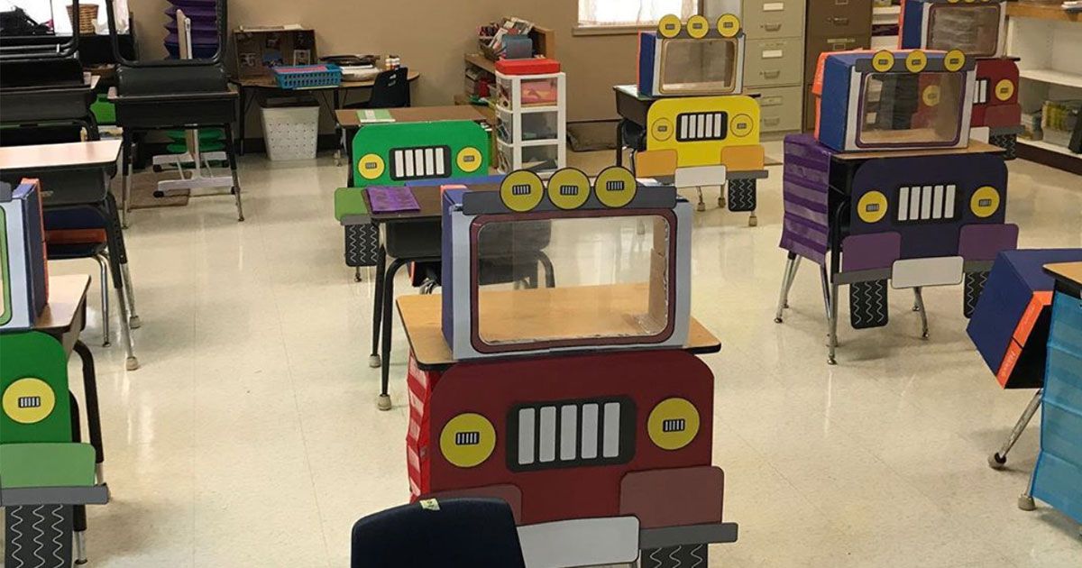 Distanziamento nelle scuole: una maestra ha trasformato i banchi in macchinine colorate