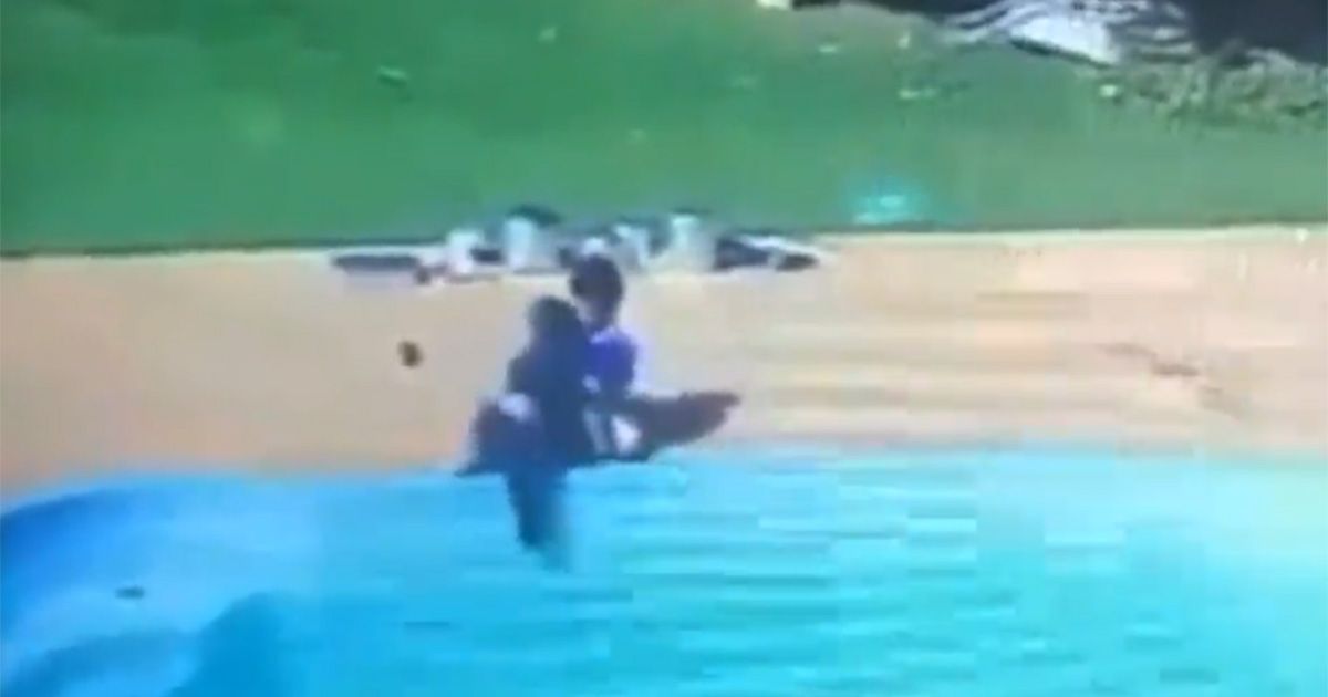 Bambino rischia di annegare in piscina: lo salva un amico (di tre anni)