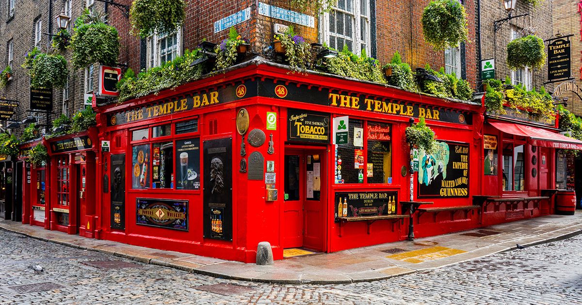 In un Temple Bar deserto, un uomo misterioso improvvisa una sfilata di moda