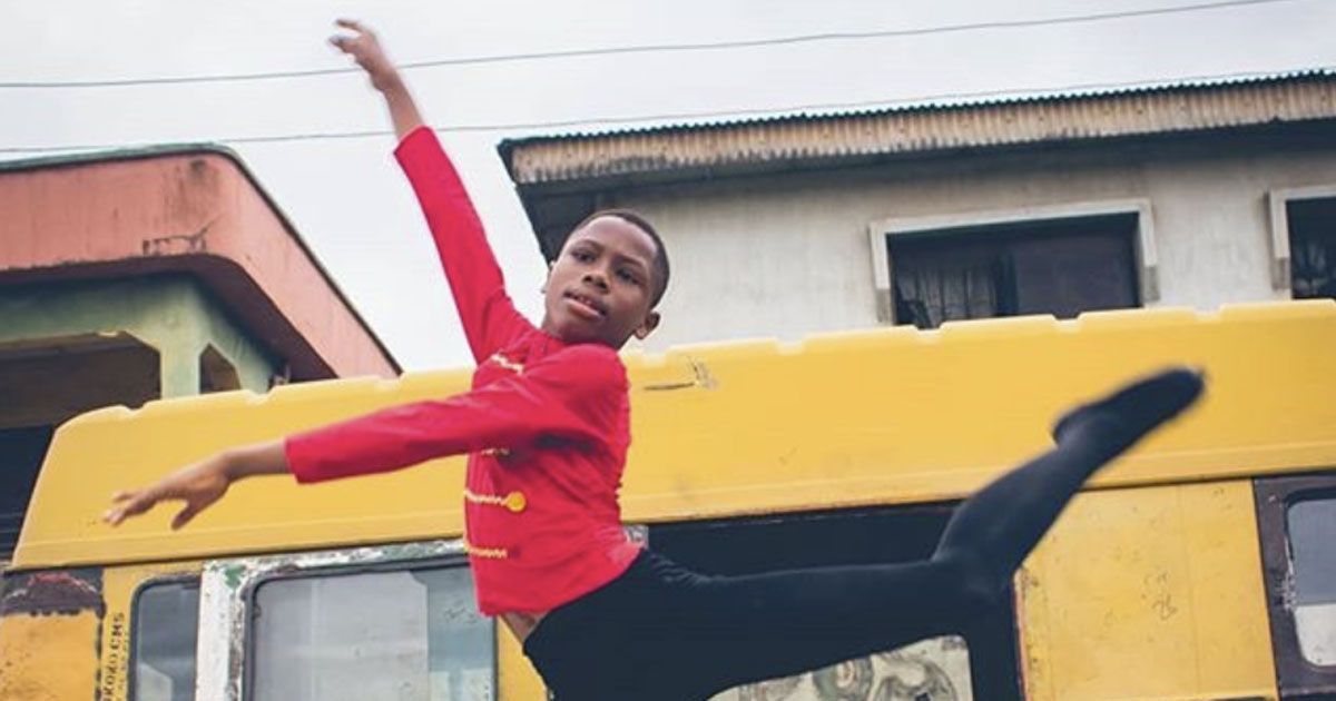 Il bambino nigeriano che si allenava scalzo sotto la pioggia ora ballerà a New York