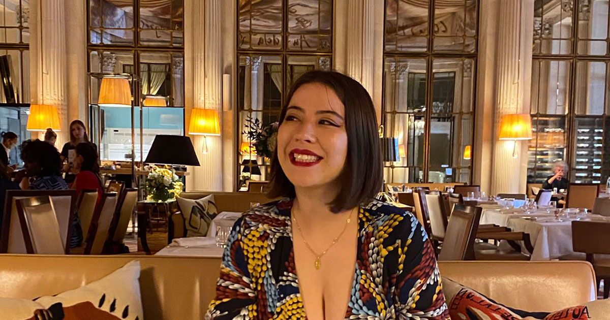 Non può entrare al Museo d’Orsay perché è troppo scollata: la sua foto fa il giro del mondo