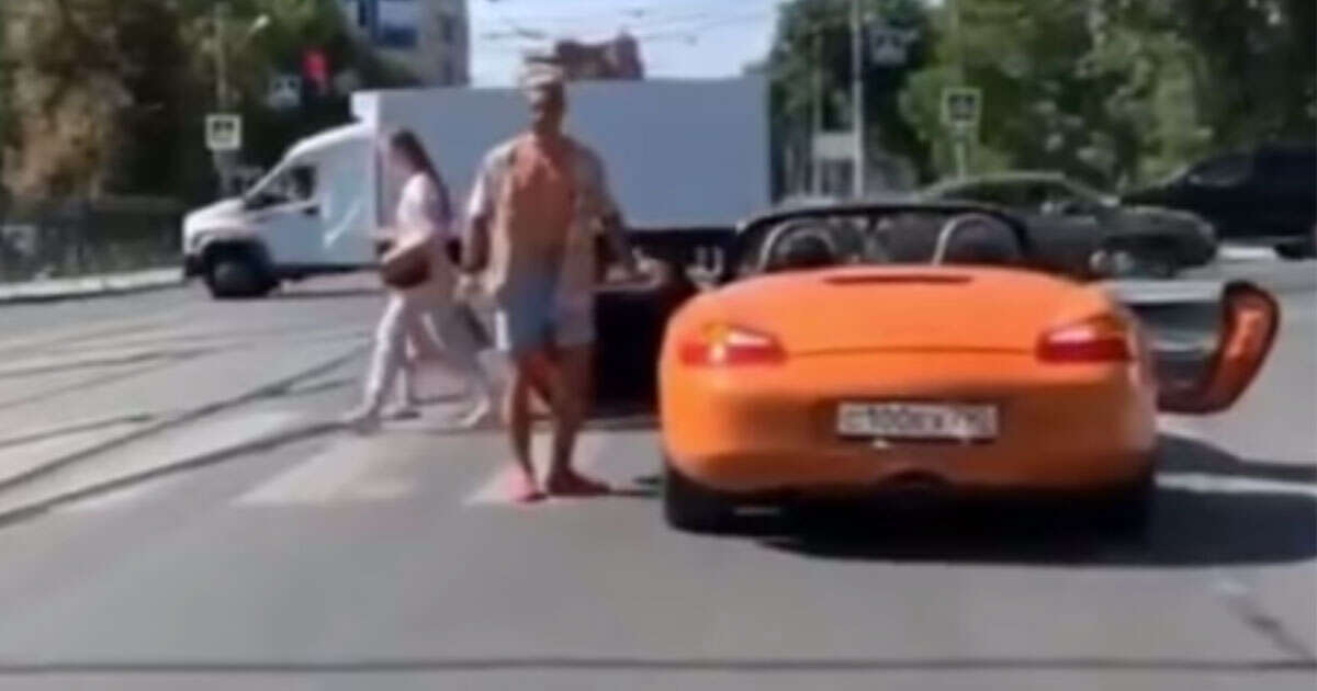 Un’auto si ferma sulle strisce e viene attraversata dal pedone, con nonchalance