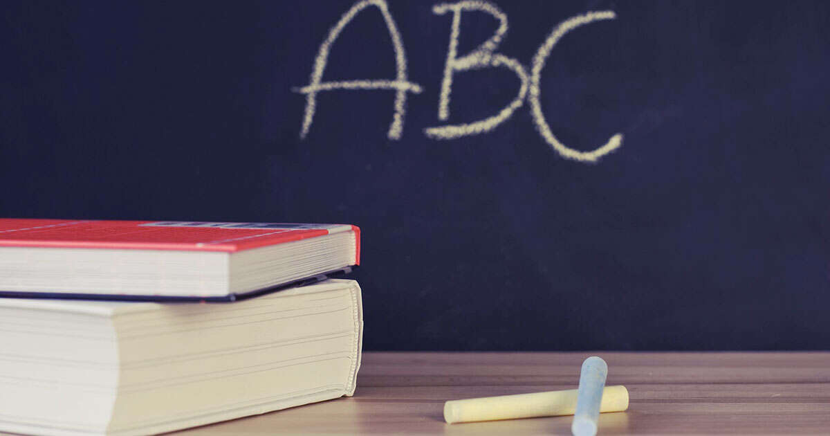 Maestro d’asilo viene allontanato dalla scuola: i suoi tatuaggi spaventano i bambini