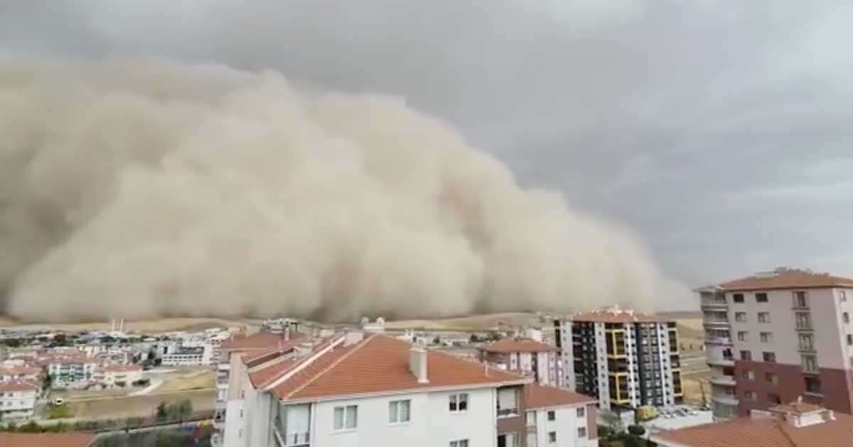 Una gigantesca tempesta di sabbia colpisce la capitale della Turchia: ecco le immagini