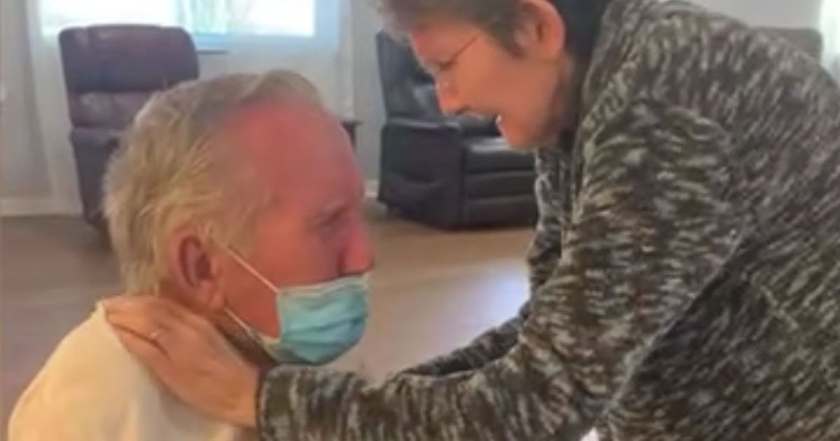 Non si vedevano da 215 giorni, il video del loro primo abbraccio è commovente