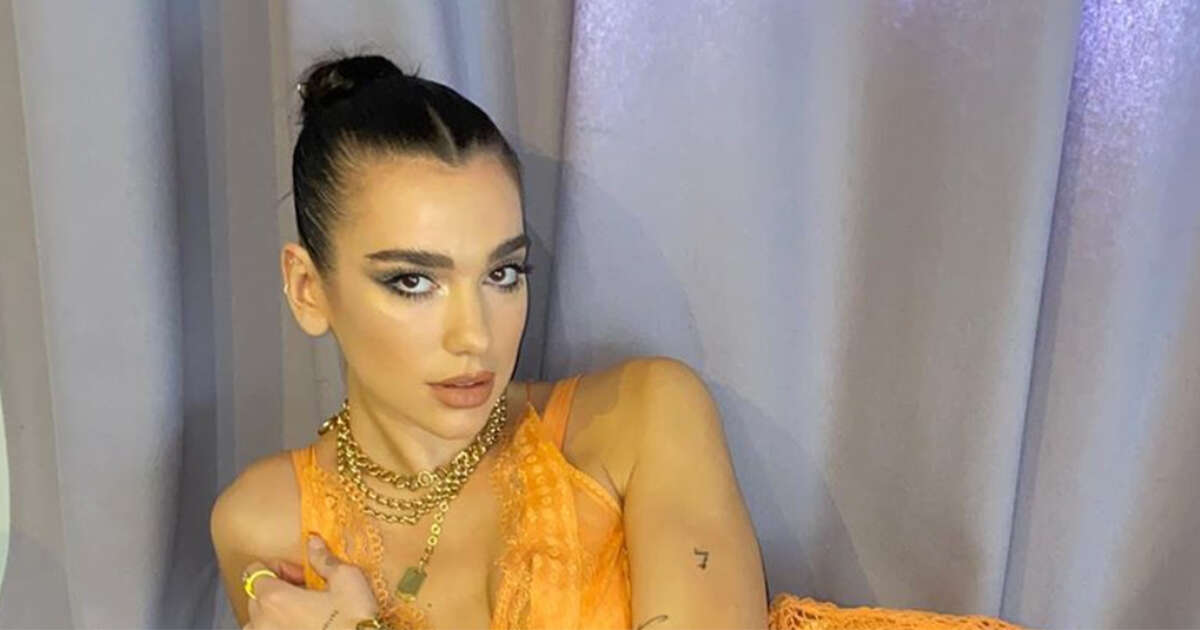 Dua Lipa è perfetta per Halloween in un mini abito tutto arancione