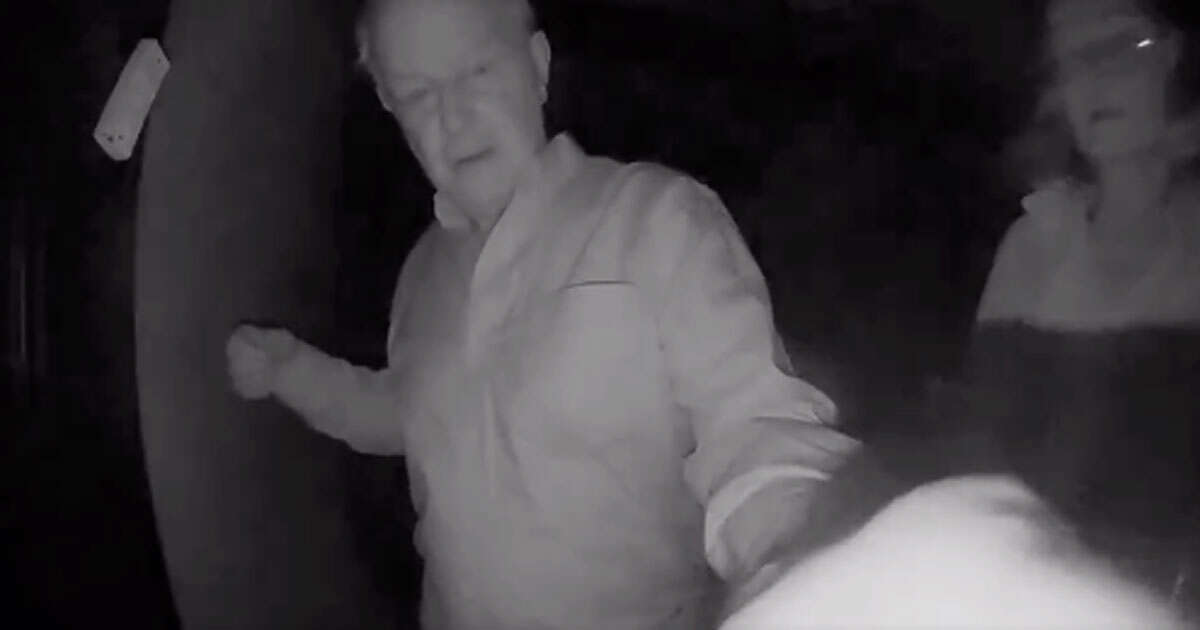 Bussa in piena notte al collega per avvisarlo che ha vinto il Nobel: ecco il video