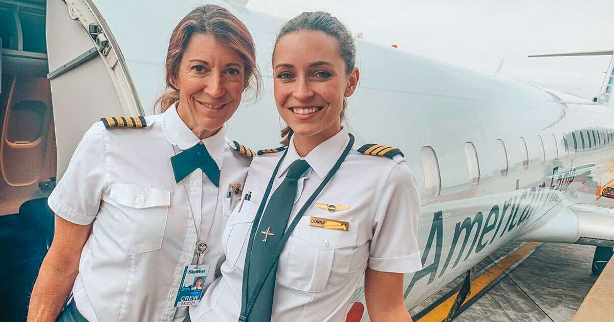 Per la prima volta nella storia madre e figlia pilotano un volo di linea insieme