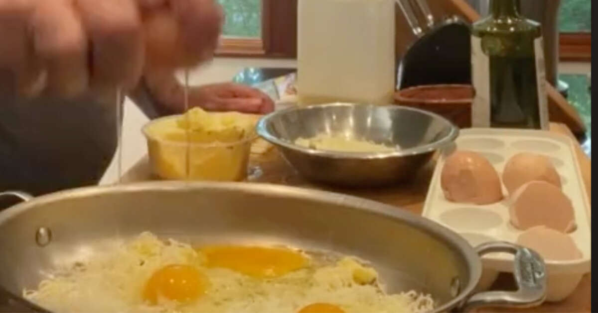 Il modo migliore per fare le uova? Lo chef mostra la sua ricetta su TikTok
