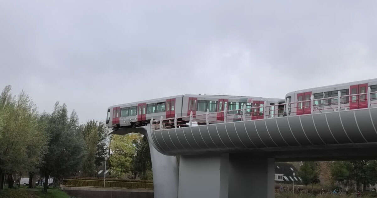 Il treno deraglia ma si incaglia su una balena di plastica gigante: il video