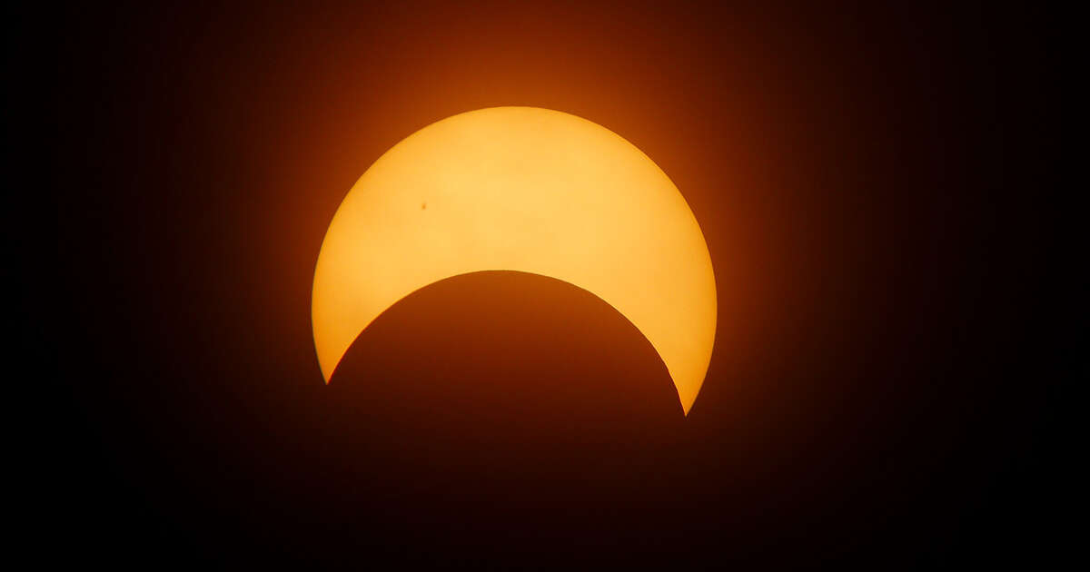 Una settimana imperdibile nei cieli di tutto il mondo: eclisse di Sole e stella di Natale