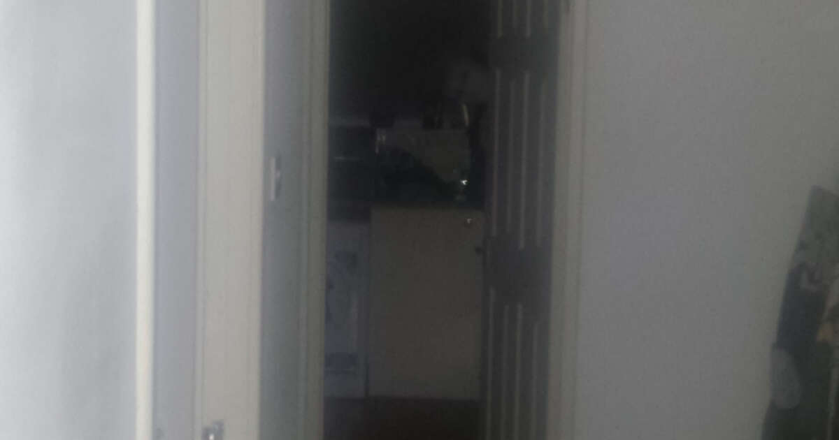 Scatta una foto dopo aver sentito dei rumori: c’è un fantasma