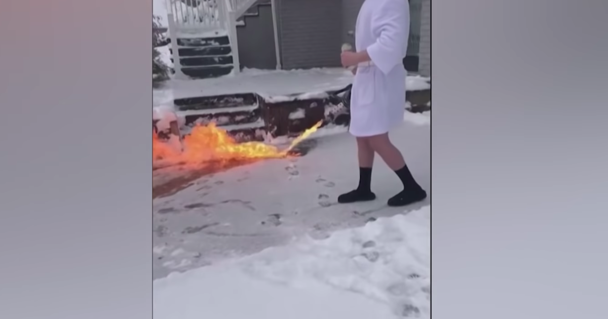 Troppa neve sul vialetto, usa il lanciafiamme per liberarlo